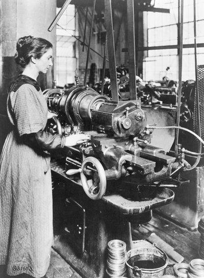 Kvinna som arbetar vid invändig gängfräsmaskin, Norton Grinding Co., Worcester, Ma., under första världskriget, 1914-18 av American Photographer
