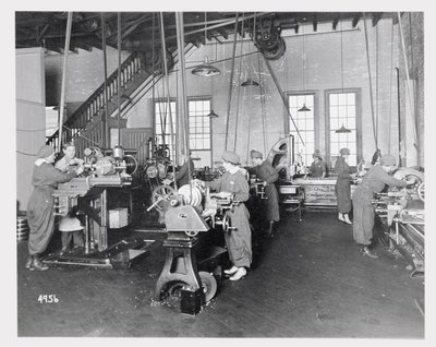 Women working in factories during World War I, c.1917  av American Photographer
