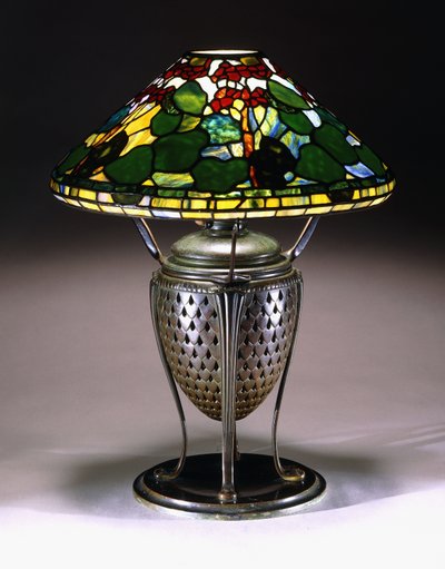 En bordslampa "Geranium" med konisk skärm och urnfot i brons med nät med fiskfjällsmönster, 1900-tal av American School