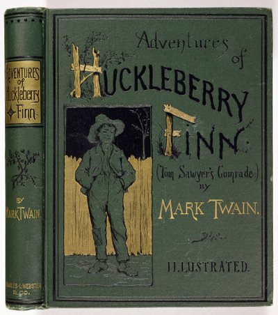 Omslag till Adventures of Huckleberry Finn av Mark Twain (1835-1910) första amerikanska upplagan, utgiven av Charles L. Webster, 1885 (präglat tyg i guld) av American School