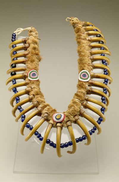 Grizzly Bear Claw Necklace, Iowa, indian, ca 1830 (utterskinn, grizzlybjörnklor, glaspärlor) av American School