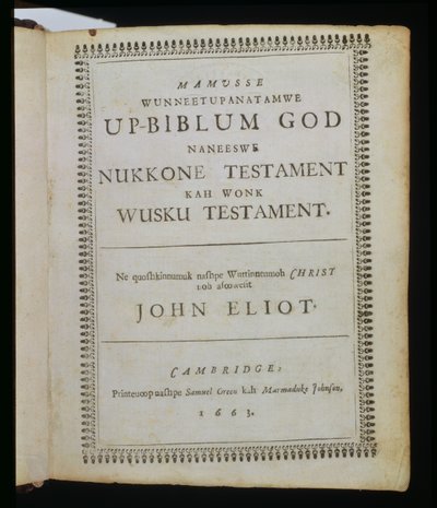 Mamusse Wunneetupanatamwe up-Biblum God (The-Whole Holy his-Bible God), titelsida från Bibeln, även känd som Eliot Indian Bible, översatt till Massachuset-språket av pastor John E av American School