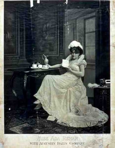 "Miss Ada Rehan med Augustin Dalys Company" (litho) av American School