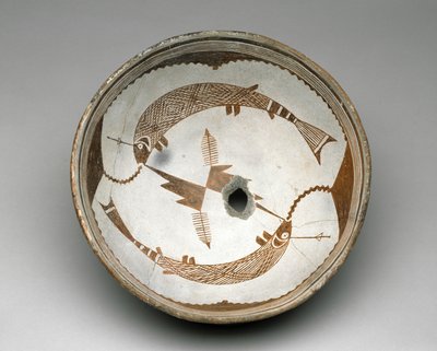 Mogollonskål med två krokade fiskar, Style II, 1025-1150 (lergods med bikrom slipmålning) av American School