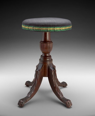 Musikpall, ca 1810-15 (mahogny; linneband, hästhår och stål) av American School