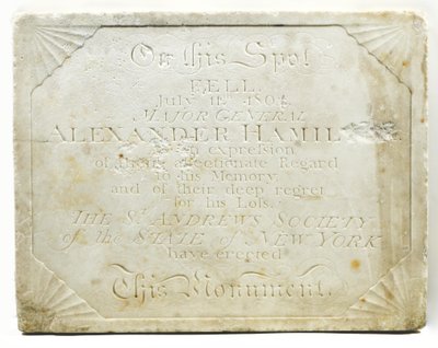 Platta för cenotafen som markerar platsen där Alexander Hamilton sårades dödligt under en duell med Aaron Burr, ca 1805 (marmor) av American School