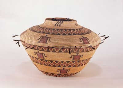 Pomo fjäderkantad förvaringskorg, från Kalifornien (vävd fiber) av American School