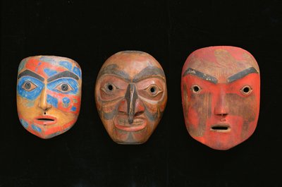 Tre shamanmasker (målad terrakotta) av American School