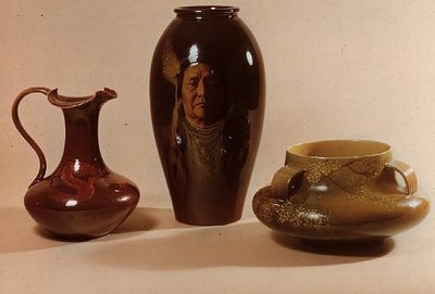 Vas med porträtt av Chief Joseph av Nez Perce-stammen, signerad av W.P.Macdonald; ewer med drakmotiv märkt med initialer av Albert R.Valentien; skål med japanskt blommotiv (keramik) av American School