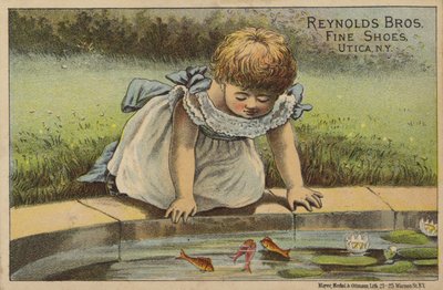 Ung flicka tittar på fisk i damm av American School