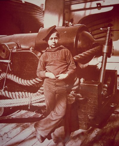 Ung "Powder Monkey" (s/v fotografi) av American School