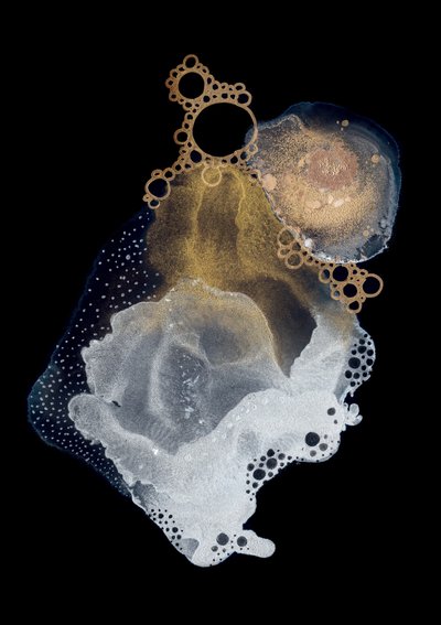 Flytande guldglans av Amy Louise Baker