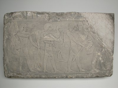Väggfragment från en grav föreställande offerbärare av Ancient Egyptian