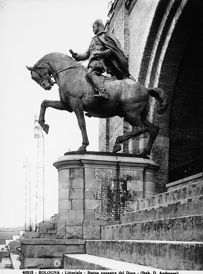 Ryttarstatyn av Benito Mussolini; fram till fascismens fall fanns denna staty i Littoriale (Stadio comunale) i Bologna (foto s/v) av Anderson Anderson