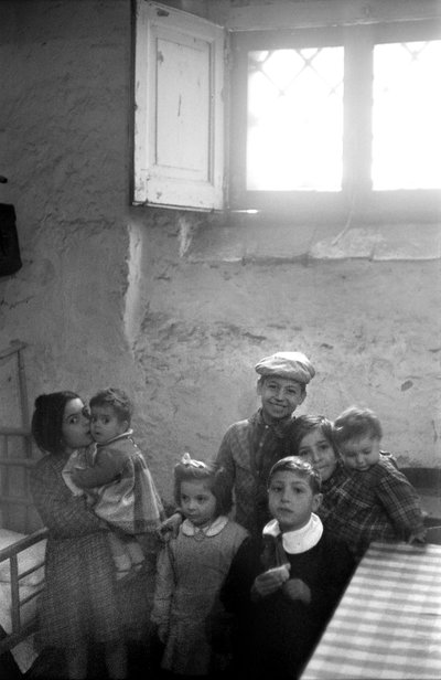 CROTONE - BARN I ETT KÄLLARHUS, av Ando Gilardi