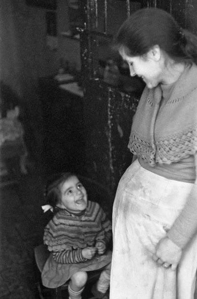 CROTONE - MOR OCH DOTTER av Ando Gilardi