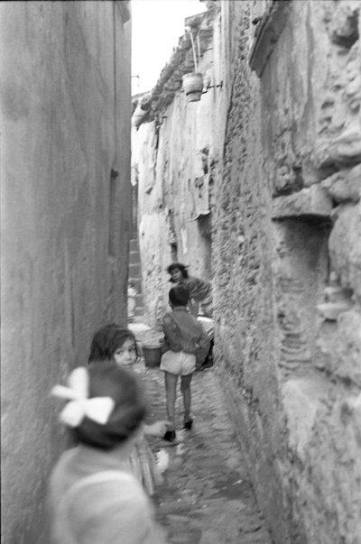 CROTONE - TVÄTTAD PÅ GATAN av Ando Gilardi