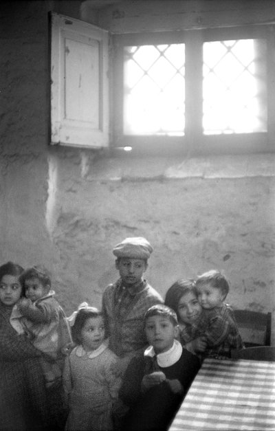 CROTONE, BARN I ETT KÄLLARHUS, av Ando Gilardi