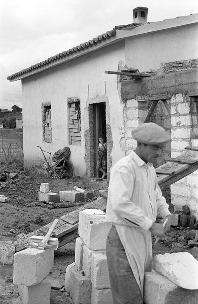 CROTONE LANDSBYGD - HUS UNDER UPPFÖRANDE, av Ando Gilardi