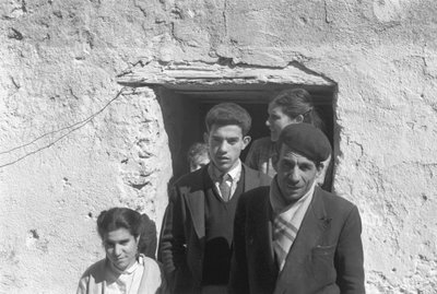 FAMILJ av Ando Gilardi