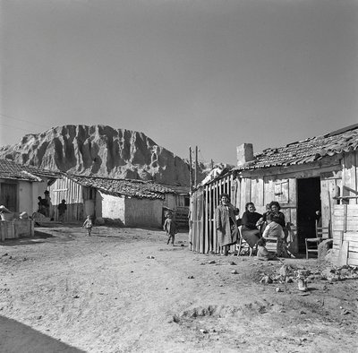 Familj, byn med Montecatini-fabrikerna av Ando Gilardi