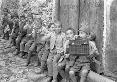 I VÄNTADE PÅ SKOLAN, Melissa av Ando Gilardi