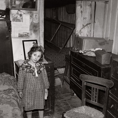 LEDSEN FLICKA MED EN BIT BRÖD av Ando Gilardi