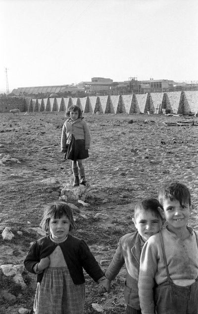 FÖRVARING BAKOM FABRIKEN, Crotone av Ando Gilardi