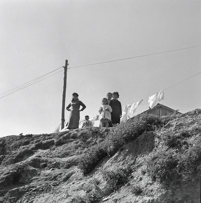 KVINNOR OCH BARN SOM SPRIDER BUCATO av Ando Gilardi