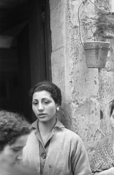 KVINNOR PÅ TRÖSKELN TILL HUSET av Ando Gilardi