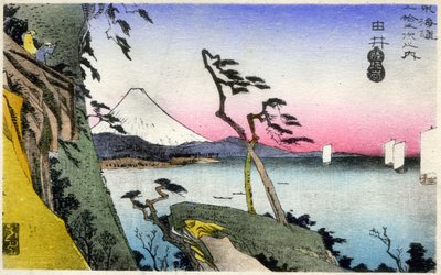Geografi. Japan. Yui, utsikt över Fuji, snötäckt, från Satta-toge, med utsikt över Saruga Bay. (17:e stationen). Träsnitt av Hiroshige i: Femtiotre stationer på Tokaido (1833-1834). Vykort, Japan, ca 1900 (vykort) av Ando or Utagawa (after) Hiroshige