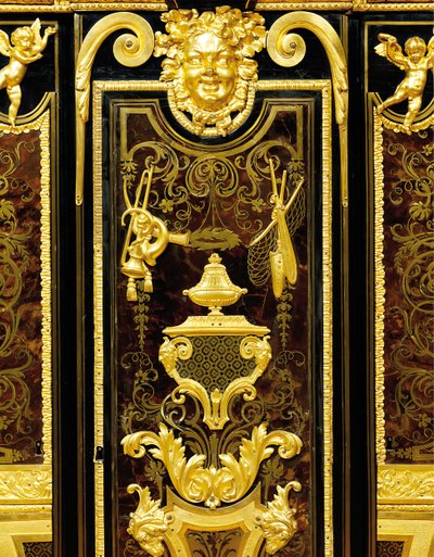 Louis XIV petit armoise, ca 1700-10 (ormolu, mässing, sköldpaddsskal, ebenholts och intarsia) av Andre Charles (attr. to) Boulle