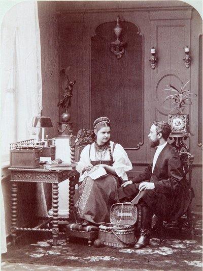 Komposition à la russe: interiör av en rysk bostad med man och kvinna som broderar och klädd i traditionell kostym. Fotografi av Andrei Osipovich Karelin (1837-1906), år 1870-1880. State Museum of History, Moskva Komposition på ryska. Albumin av Andrei Osipovich Karelin