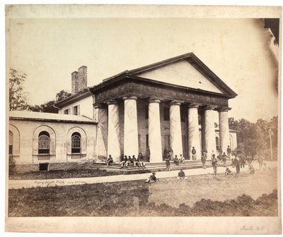 Framsidan av Arlington House, 28 juni 1864 (sepiafoto) av Andrew Joseph Russell