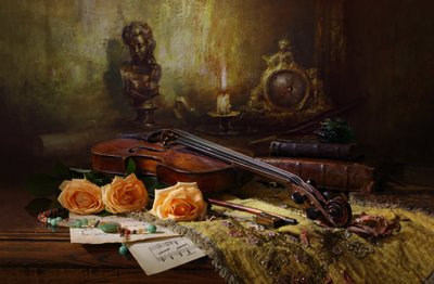Antik fiol och rosor av Andrey Morozov