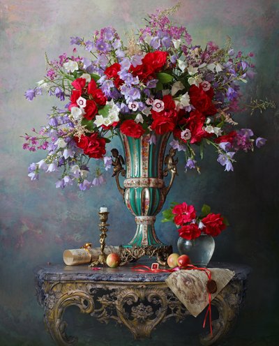 Livfullt blomsterstilleben av Andrey Morozov