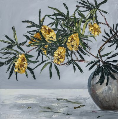 Stilleben med gul banksia av Angela Hawkey