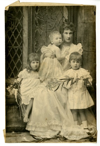 Hertiginna Evelyn och tre barn, ca 1899 (s/v foto) av Thomas Kelly