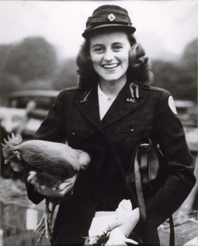 Kick Kennedy iklädd en amerikansk Röda Kors-uniform i London, ca 1943 (s/v-foto) av Thomas Kelly