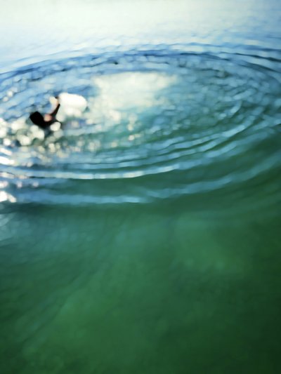Surfare under ytan av Angelo Cerantola