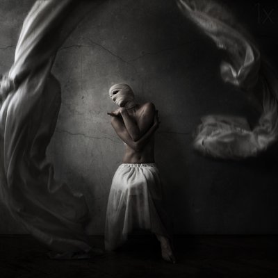 Dramatisk inlindad figur av Anja Matko