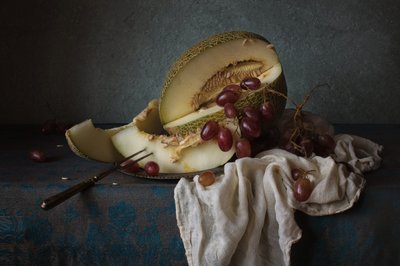 Stilleben med mörka frukter av Anna Petina