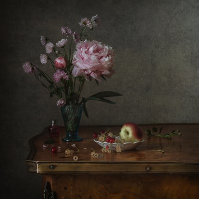 Pion och sommarfrukt av Anna Petina