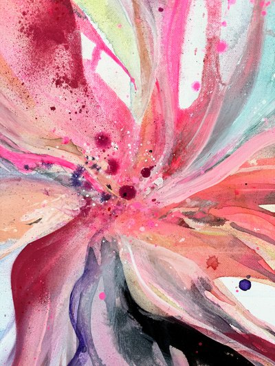 En livfull rosa blomma av Anna Viklund