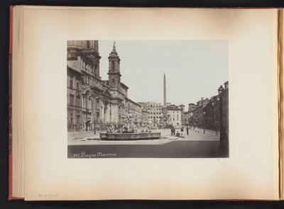Utsikt över Piazza Navona med fontän i Rom, Italien Piazza Navona (titel på objekt) av Anonymous
