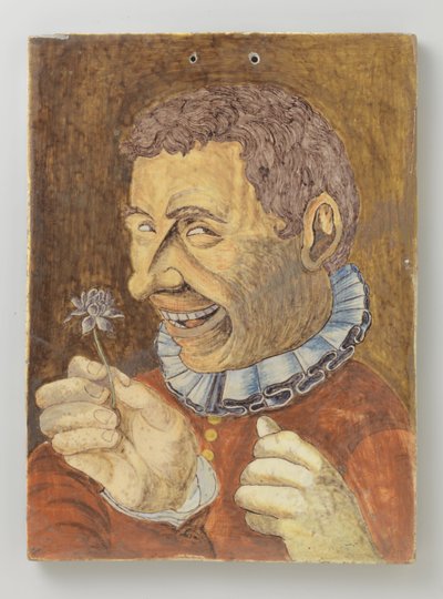 tallrik av fajans med man med blomma av Anonymous