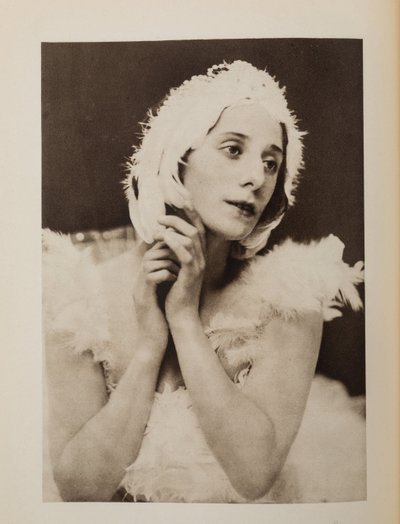 Anna Pavlova (Pavlovna) (1881-1931) i baletten Den döende svanen av Camille Saint-Saens, Anonym. Kromolitografi, , Privat samling av Anonymous Anonymous