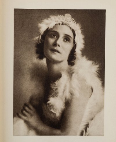 Anna Pavlova (Pavlovna) (1881-1931) i baletten Den döende svanen av Camille Saint-Saens, Anonym. Kromolitografi, , Privat samling av Anonymous Anonymous