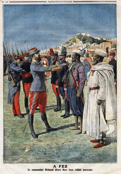 Kommendör Edouard Bremond (1868-1948) dekorerar två gamla marockanska soldater i Fez. Gravyr i "" Le Petite Journal"", den 21/01/1912. Privat samling. av Anonymous Anonymous