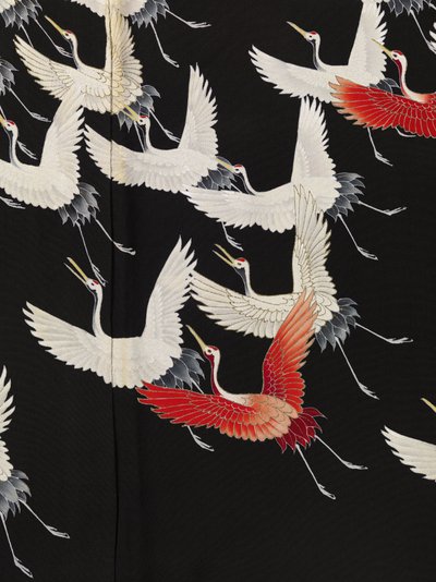 Detalj av en kimono med en myriad av flygande tranor av Anonymous Anonymous